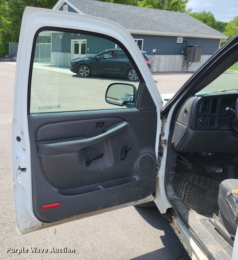 image for item LS9551 2005 Chevrolet Silverado 1500  pickup truck