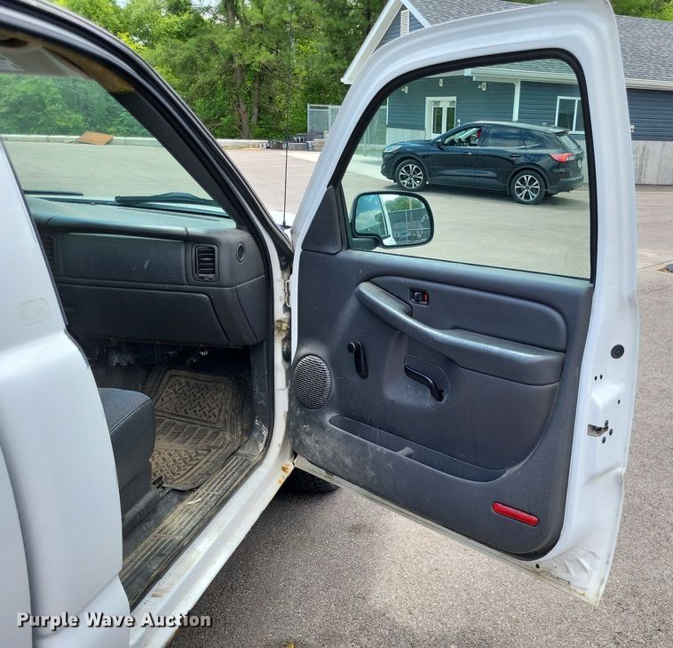 image for item LS9551 2005 Chevrolet Silverado 1500  pickup truck