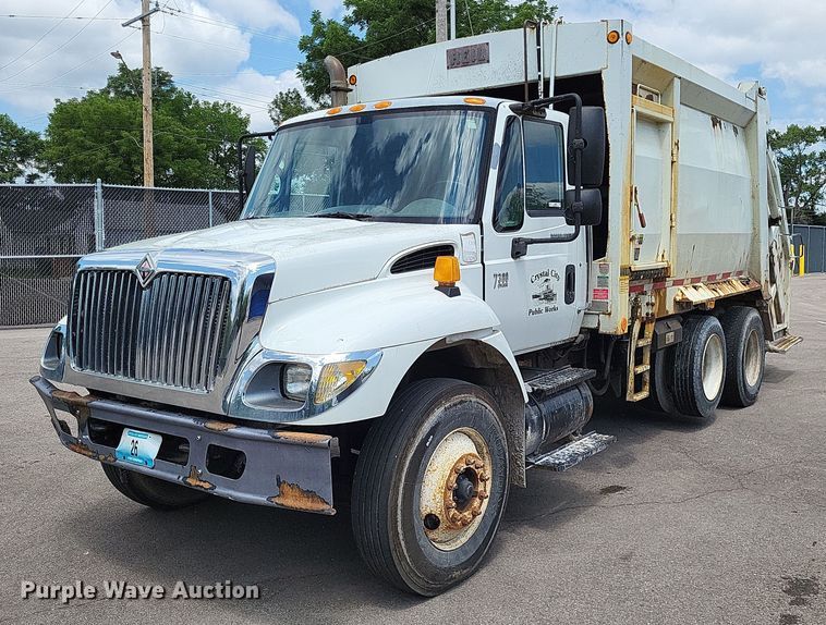 image for item LS9553 2006 International 7300  refuse truck