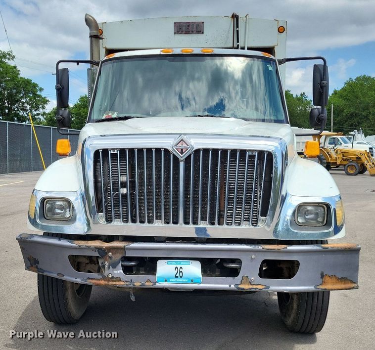 image for item LS9553 2006 International 7300  refuse truck