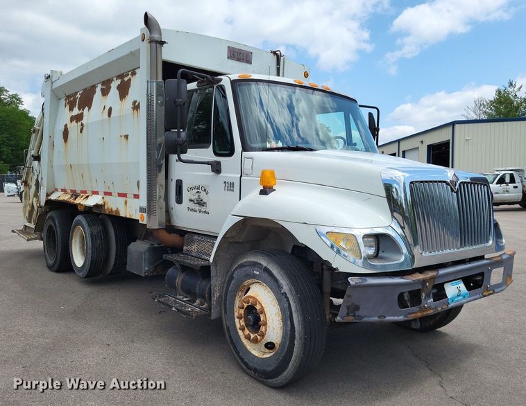 image for item LS9553 2006 International 7300  refuse truck