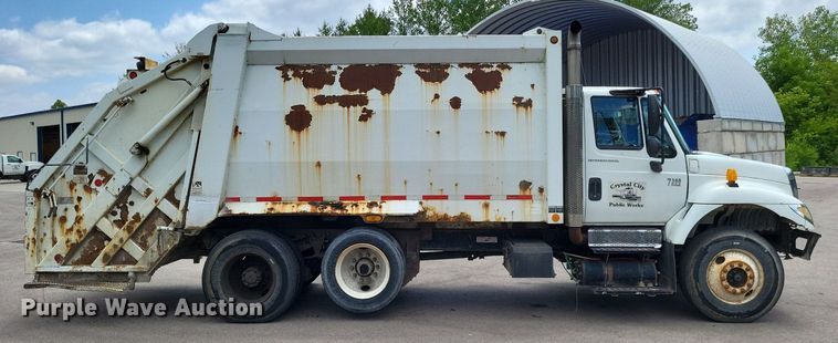 image for item LS9553 2006 International 7300  refuse truck