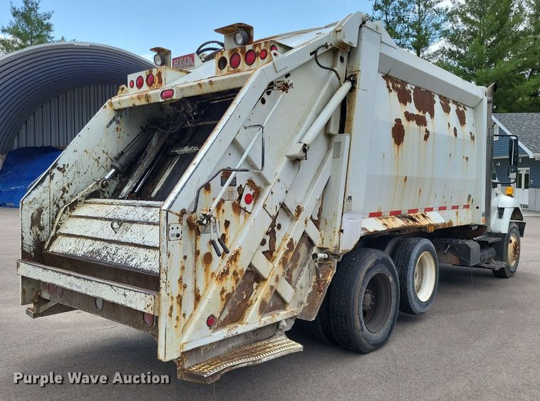 image for item LS9553 2006 International 7300  refuse truck