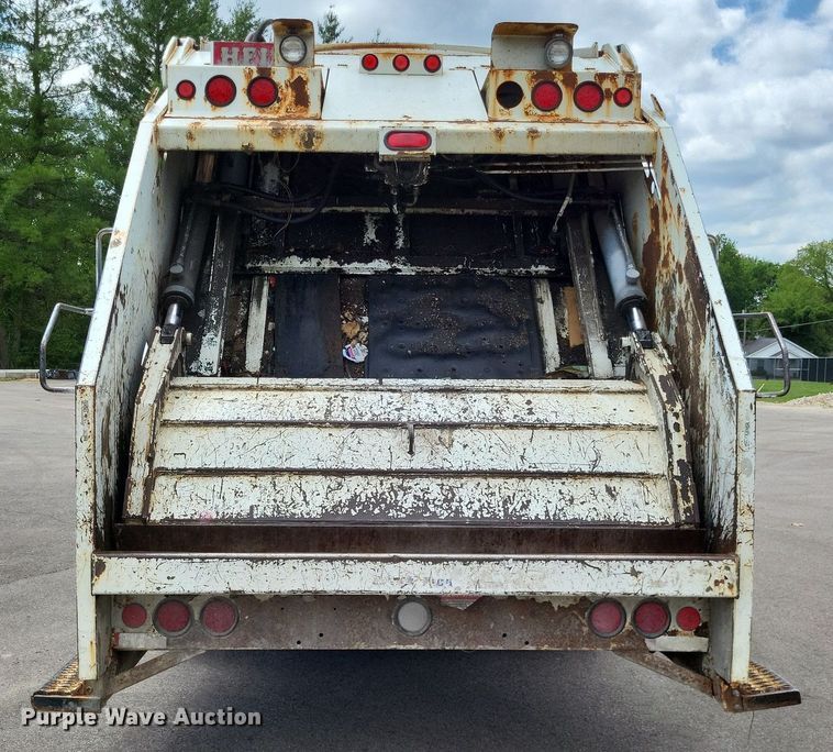 image for item LS9553 2006 International 7300  refuse truck