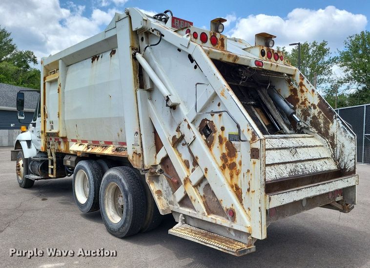image for item LS9553 2006 International 7300  refuse truck