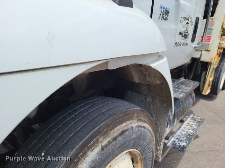 image for item LS9553 2006 International 7300  refuse truck