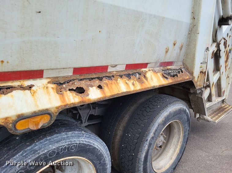 image for item LS9553 2006 International 7300  refuse truck