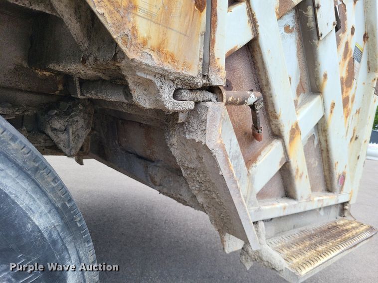 image for item LS9553 2006 International 7300  refuse truck