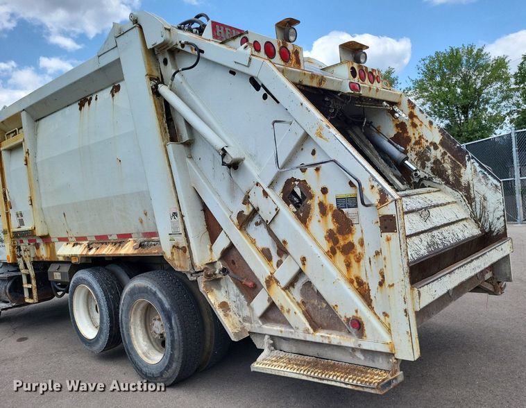 image for item LS9553 2006 International 7300  refuse truck