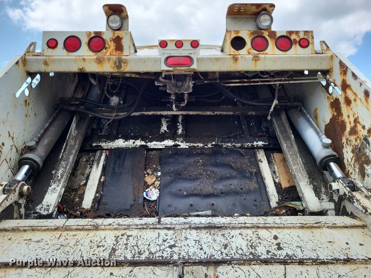 image for item LS9553 2006 International 7300  refuse truck