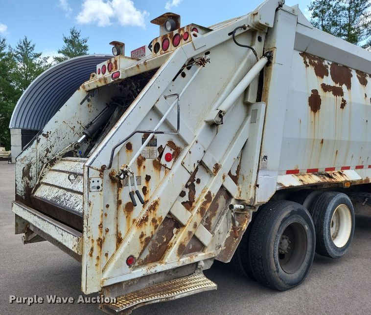 image for item LS9553 2006 International 7300  refuse truck