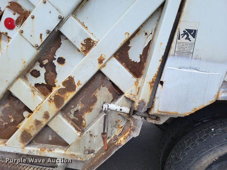 image for item LS9553 2006 International 7300  refuse truck