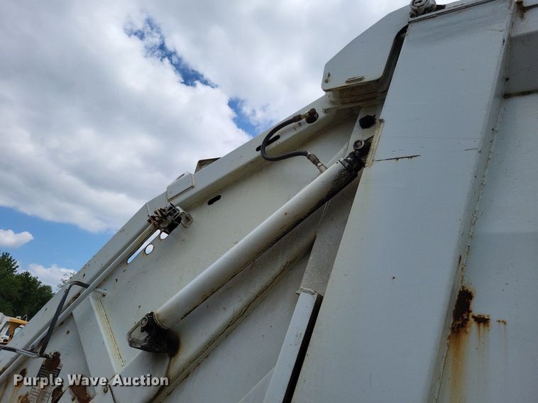 image for item LS9553 2006 International 7300  refuse truck