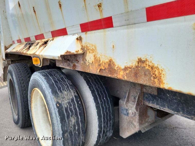 image for item LS9553 2006 International 7300  refuse truck