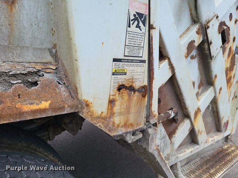 image for item LS9553 2006 International 7300  refuse truck