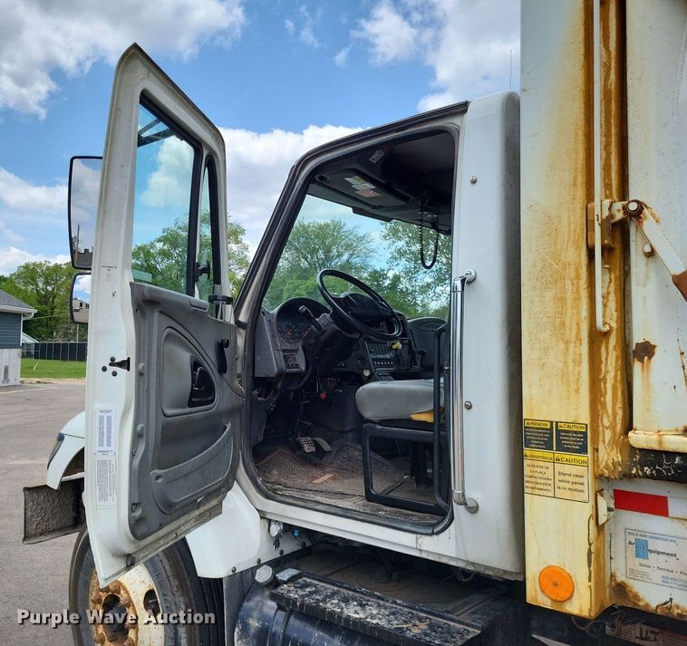 image for item LS9553 2006 International 7300  refuse truck