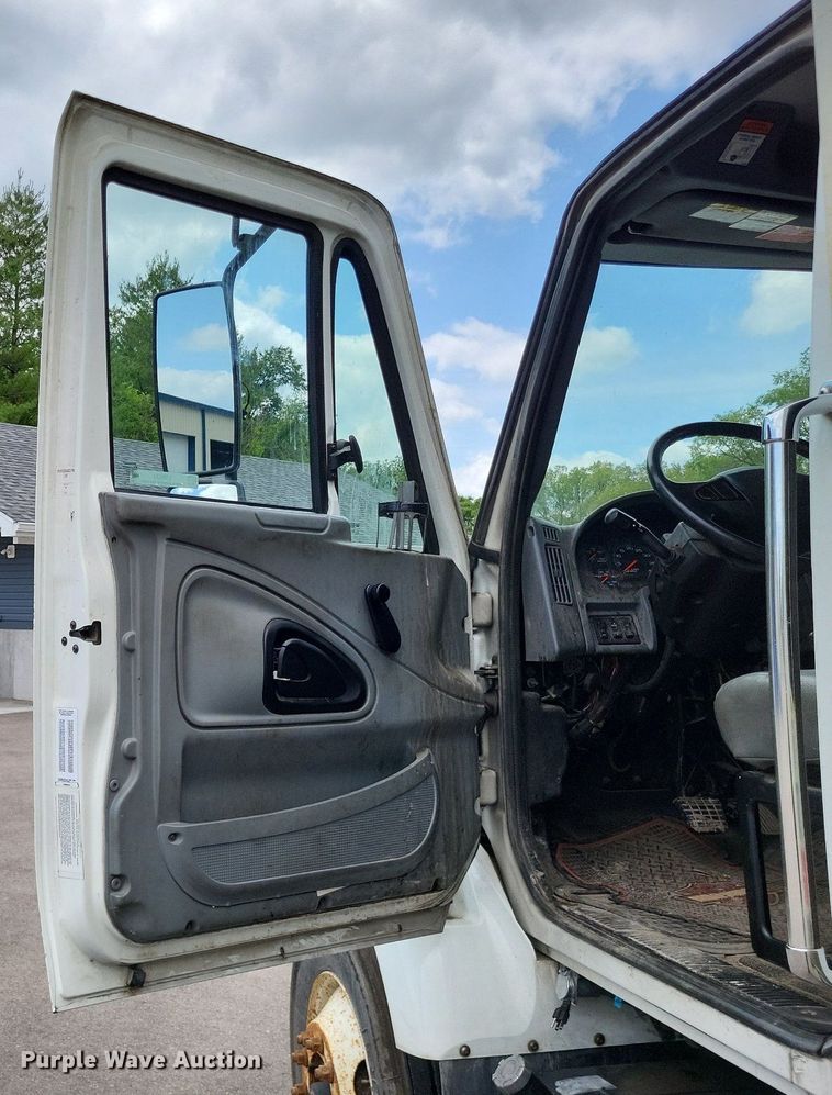 image for item LS9553 2006 International 7300  refuse truck