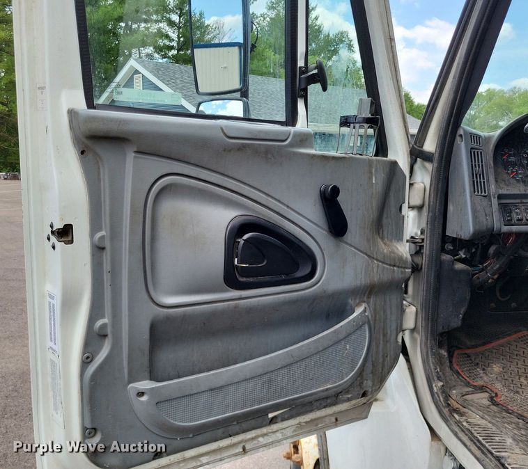 image for item LS9553 2006 International 7300  refuse truck