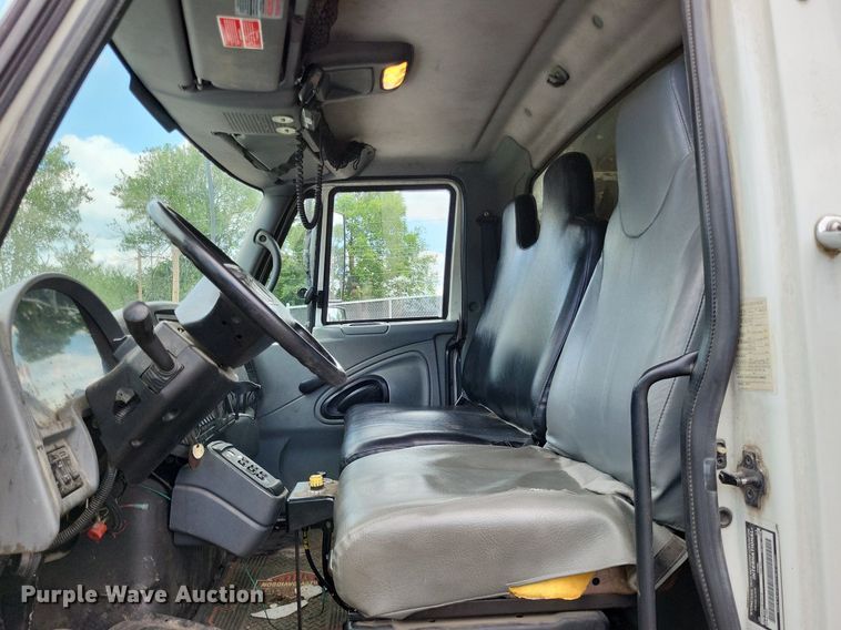 image for item LS9553 2006 International 7300  refuse truck