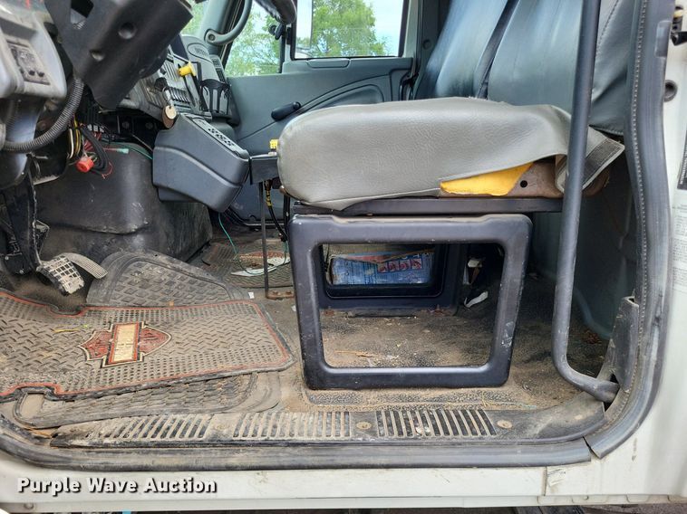 image for item LS9553 2006 International 7300  refuse truck