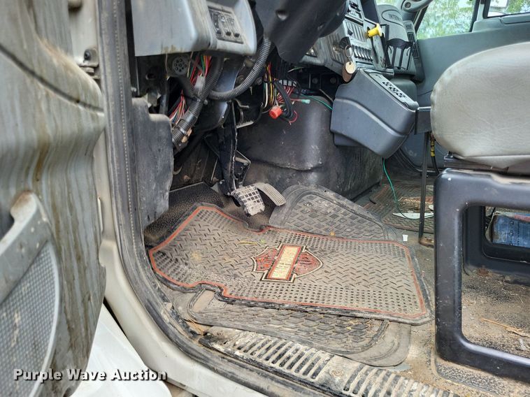 image for item LS9553 2006 International 7300  refuse truck