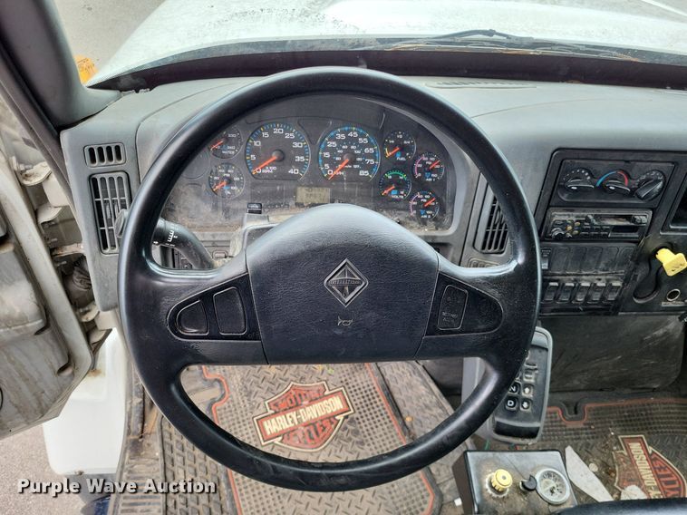 image for item LS9553 2006 International 7300  refuse truck