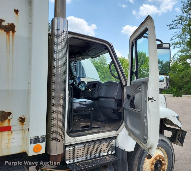 image for item LS9553 2006 International 7300  refuse truck