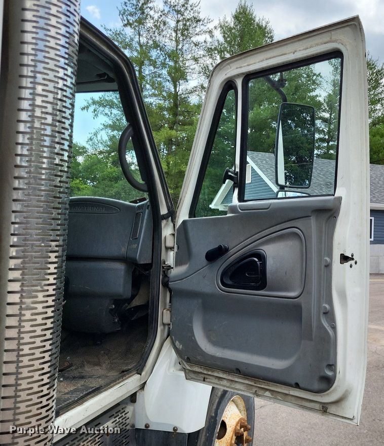 image for item LS9553 2006 International 7300  refuse truck