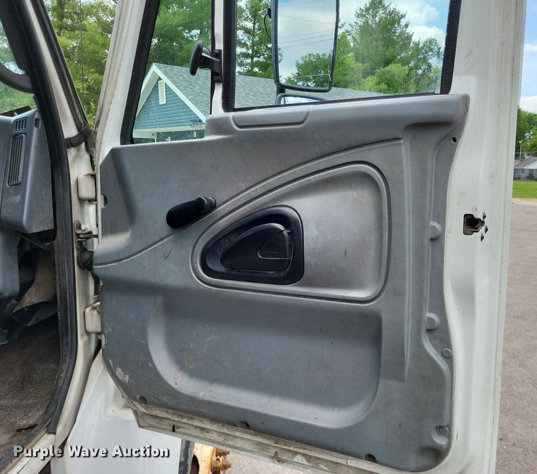 image for item LS9553 2006 International 7300  refuse truck