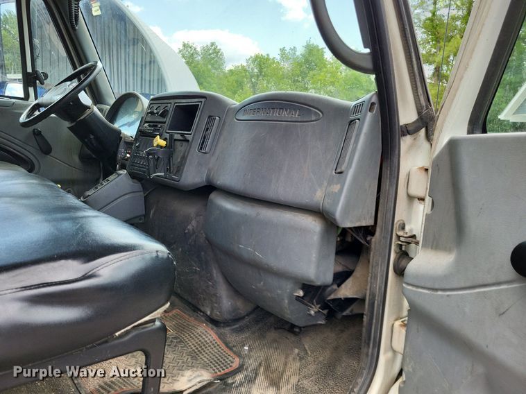 image for item LS9553 2006 International 7300  refuse truck