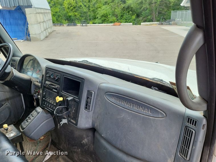 image for item LS9553 2006 International 7300  refuse truck