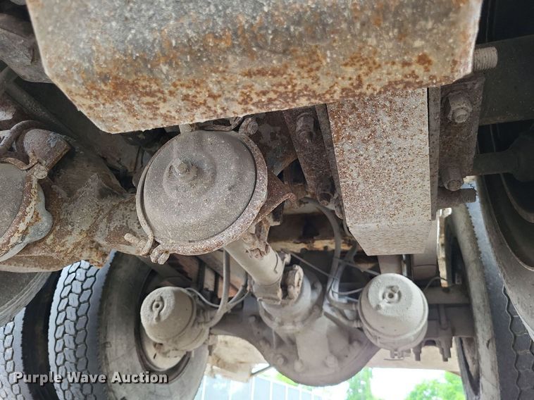 image for item LS9553 2006 International 7300  refuse truck