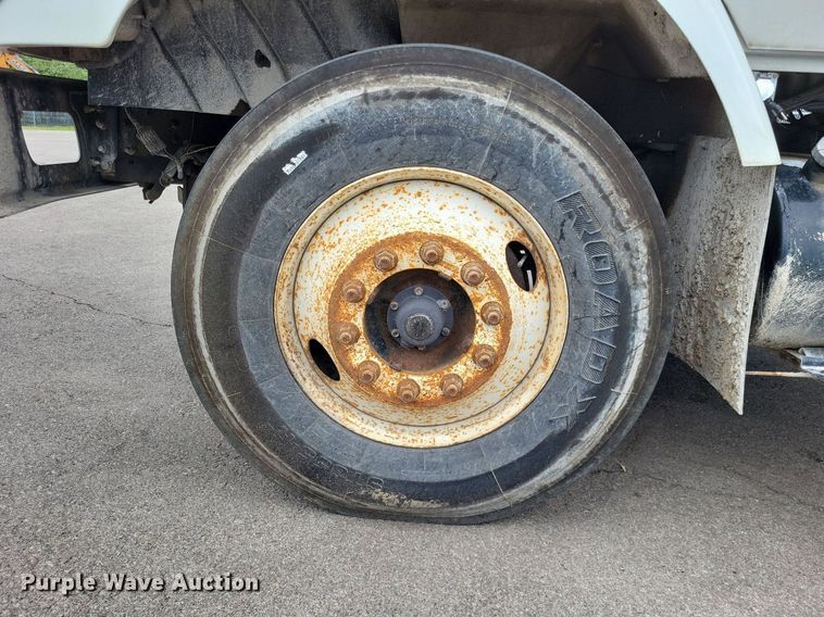 image for item LS9553 2006 International 7300  refuse truck