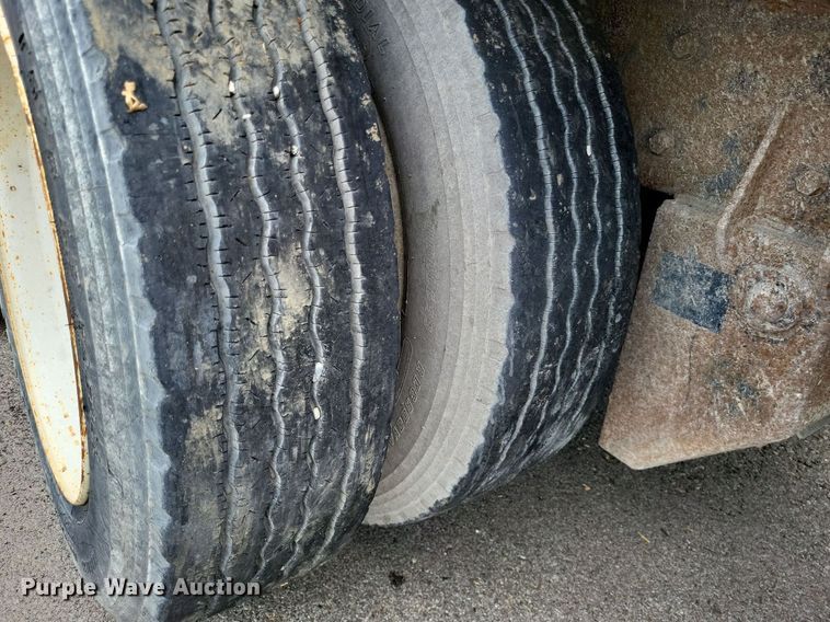 image for item LS9553 2006 International 7300  refuse truck