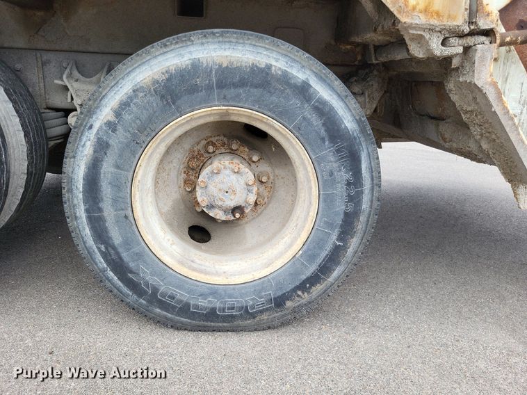 image for item LS9553 2006 International 7300  refuse truck