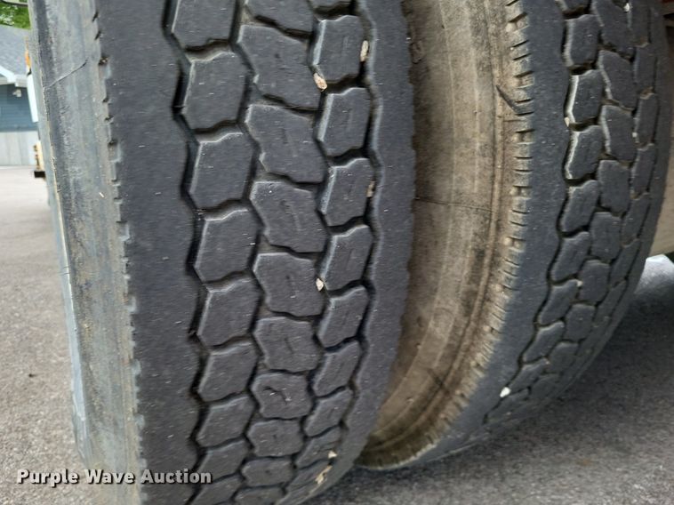 image for item LS9553 2006 International 7300  refuse truck