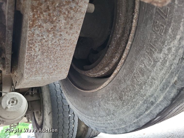 image for item LS9553 2006 International 7300  refuse truck