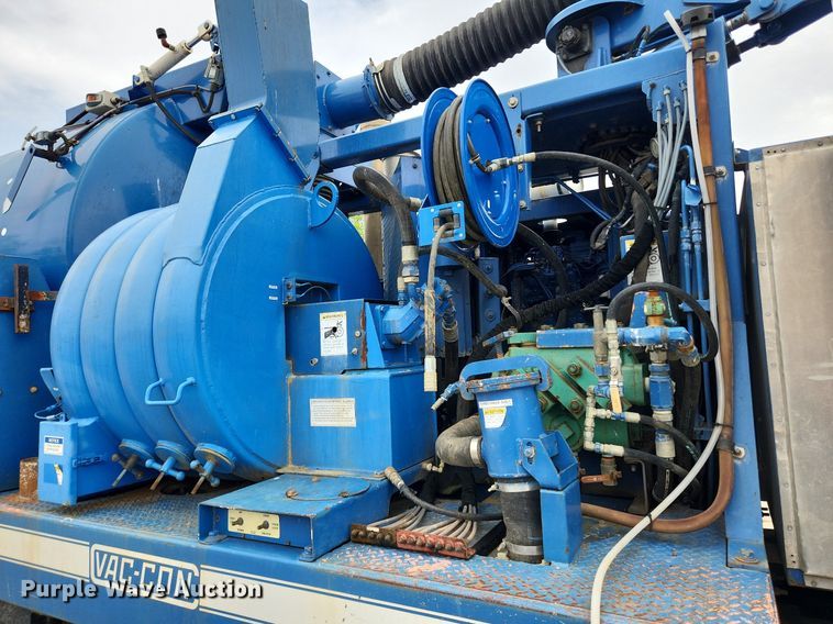 image for item LX9550 2002 Sterling L7500  sewer jetter truck