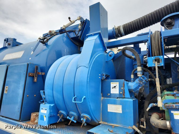 image for item LX9550 2002 Sterling L7500  sewer jetter truck