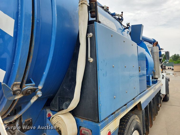 image for item LX9550 2002 Sterling L7500  sewer jetter truck