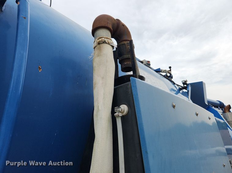 image for item LX9550 2002 Sterling L7500  sewer jetter truck