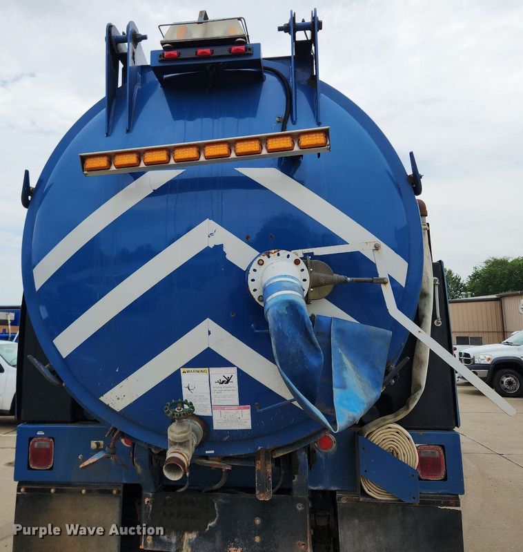 image for item LX9550 2002 Sterling L7500  sewer jetter truck