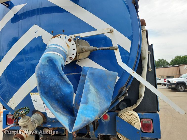 image for item LX9550 2002 Sterling L7500  sewer jetter truck