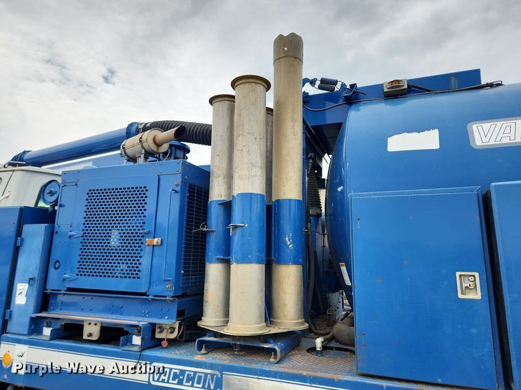 image for item LX9550 2002 Sterling L7500  sewer jetter truck