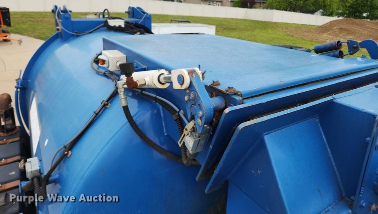 image for item LX9550 2002 Sterling L7500  sewer jetter truck