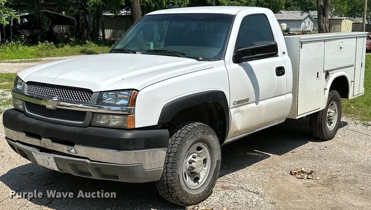 image for item MB9543 2004 Chevrolet Silverado 2500HD  utility bed pickup truck