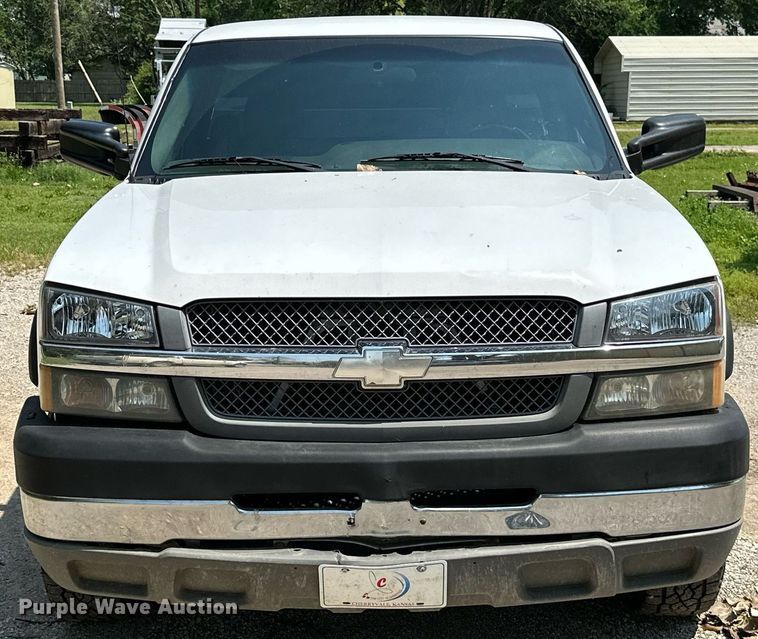 image for item MB9543 2004 Chevrolet Silverado 2500HD  utility bed pickup truck