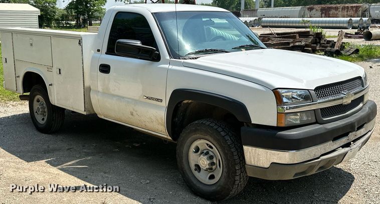 image for item MB9543 2004 Chevrolet Silverado 2500HD  utility bed pickup truck