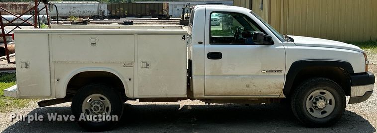 image for item MB9543 2004 Chevrolet Silverado 2500HD  utility bed pickup truck
