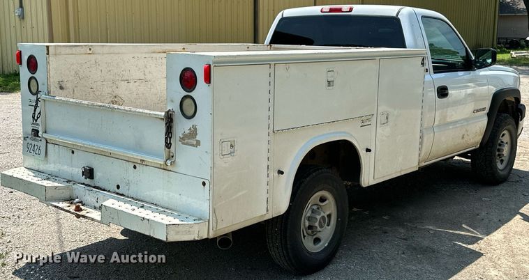 image for item MB9543 2004 Chevrolet Silverado 2500HD  utility bed pickup truck